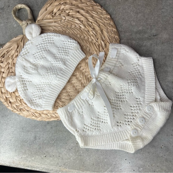 0-6 months Laura Ashley knit bottoms and hat set hat with bear ears - Picture 2 of 12